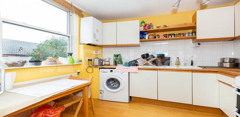 Spacious one bed located within mins to shops and Holloway Tube Tollington Way, Holloway